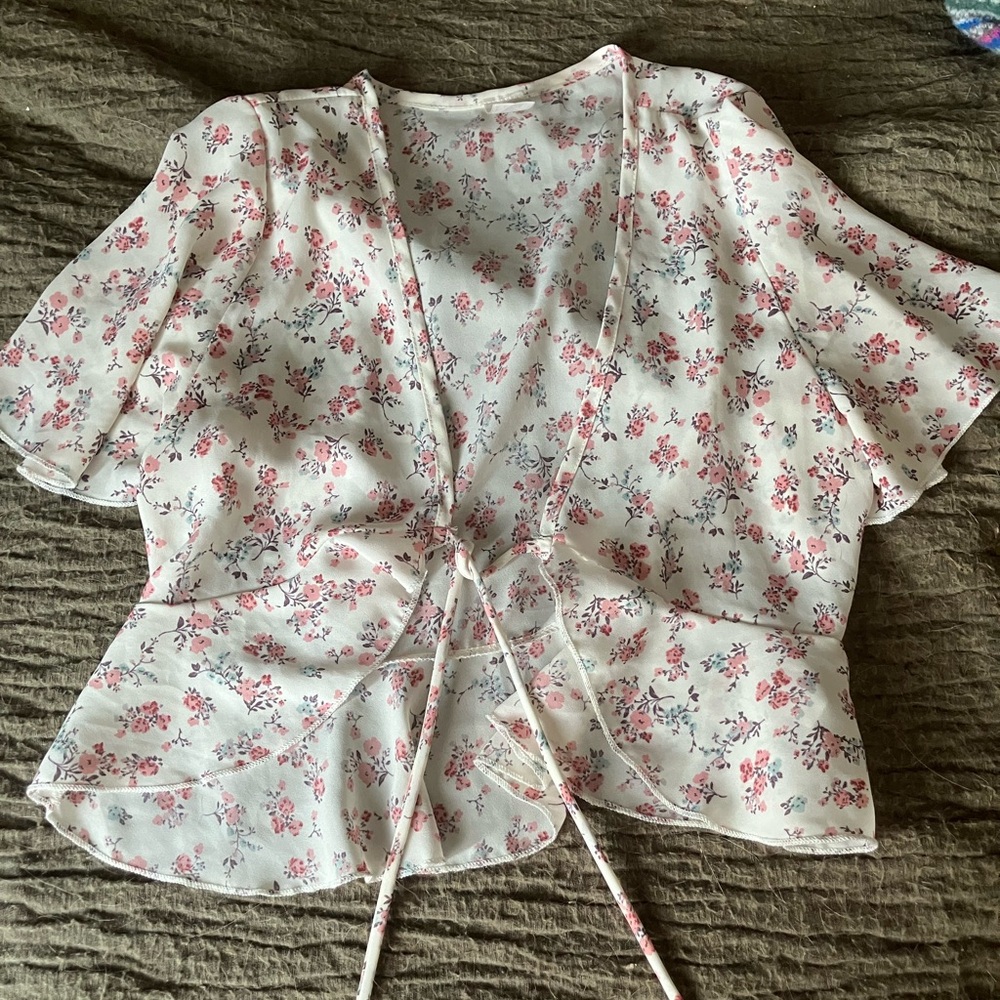 Flirty floral print tie front crop top